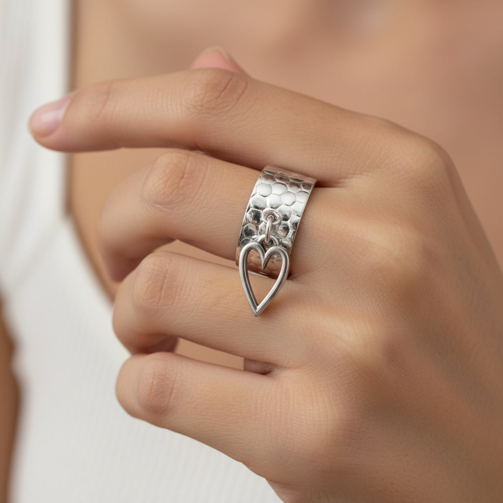 30R5134 - Open Heart Hammered Charm Ring, Silver