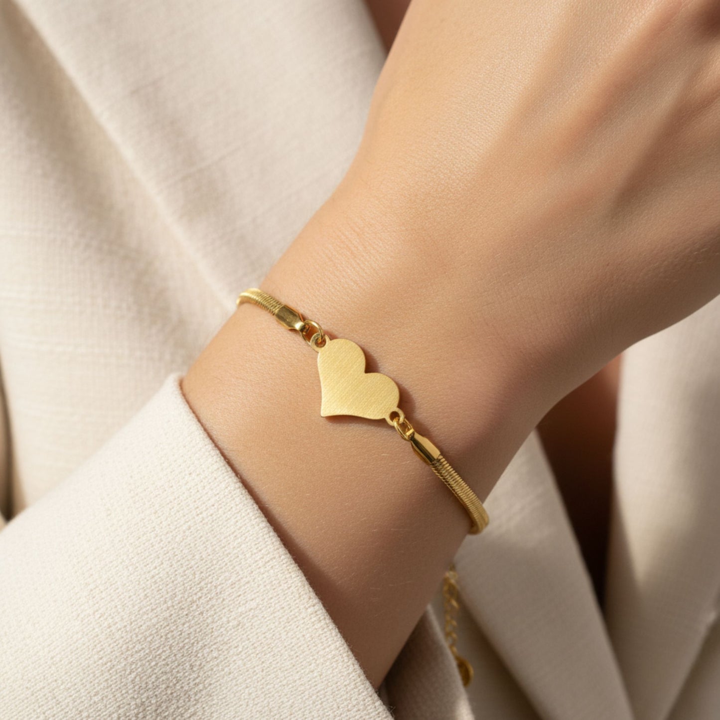 30B2056G - Snake Chain Heart Bracelet in Gold