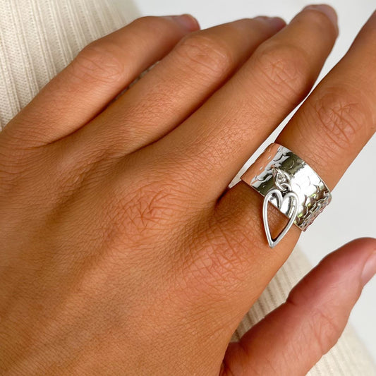 30R5134 - Open Heart Hammered Charm Ring, Silver