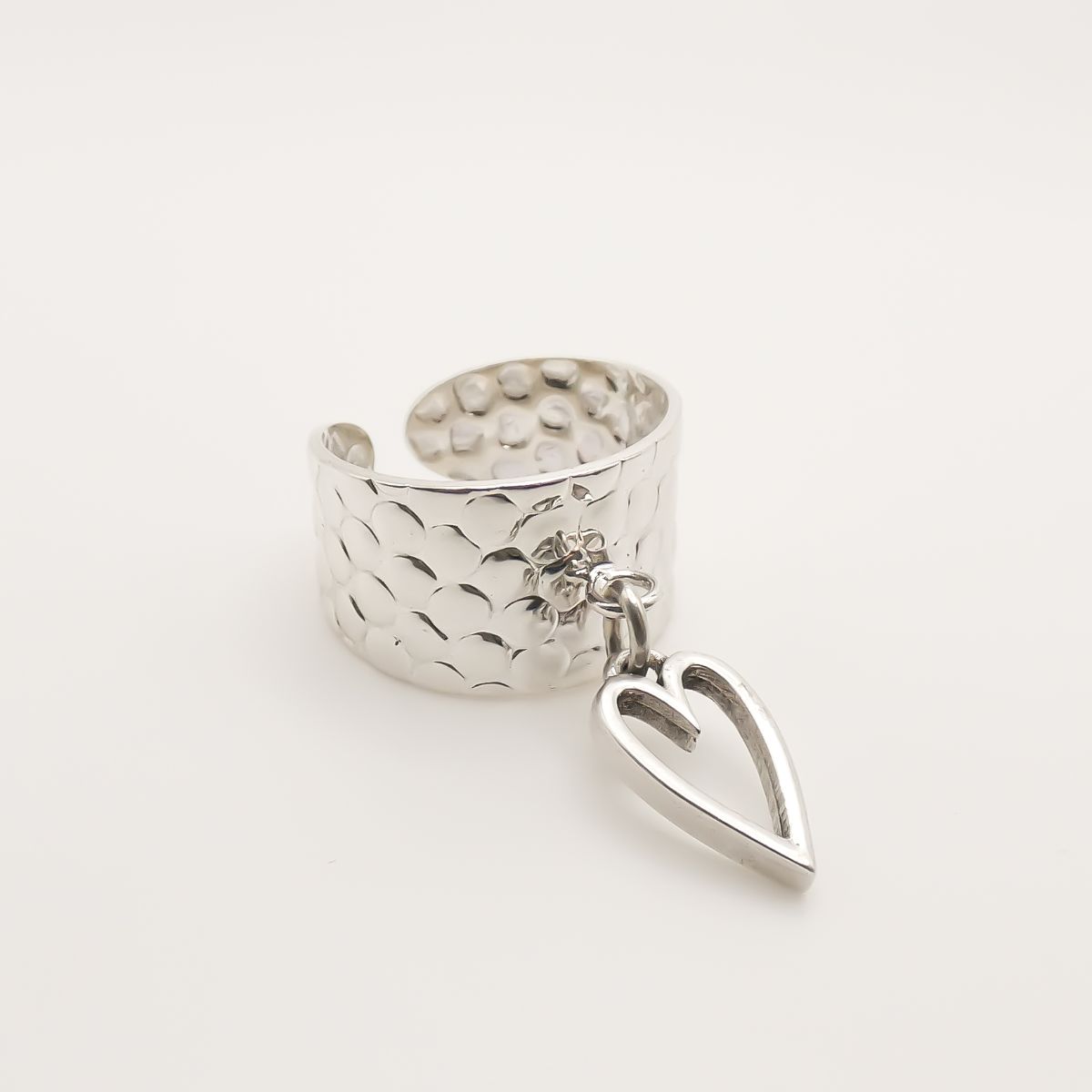 30R5134 - Open Heart Hammered Charm Ring, Silver